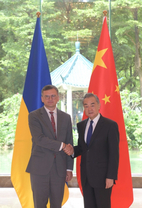 वांग यी और यूक्रेन के विदेश मंत्री के बीच वार्ता